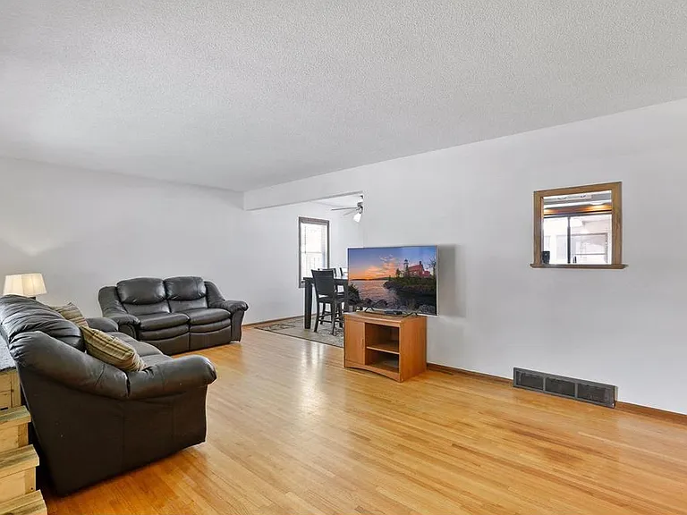251 Stanley St E — Photo 23
