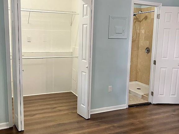 Master Bedroom with En Suite Bathroom & Walk-In Closet