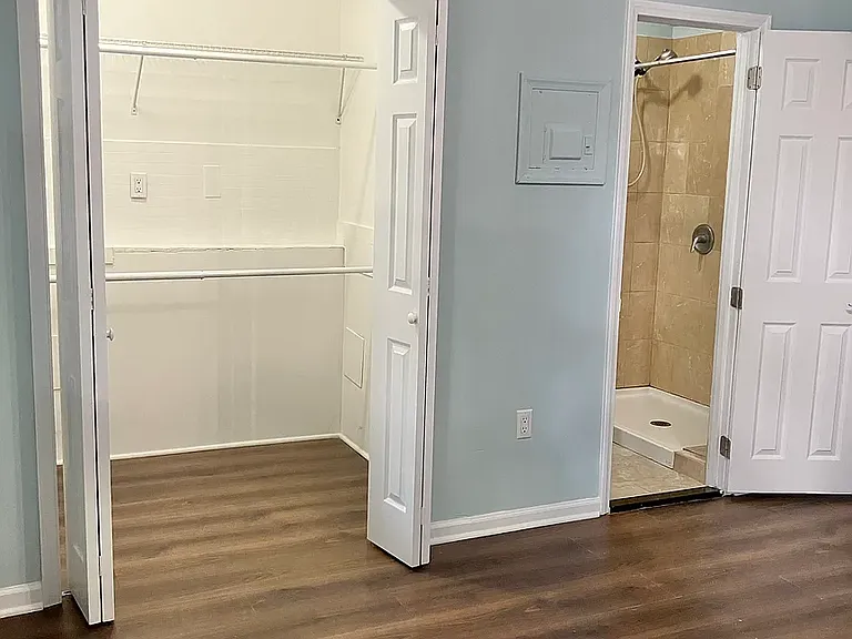 Master Bedroom with En Suite Bathroom & Walk-In Closet