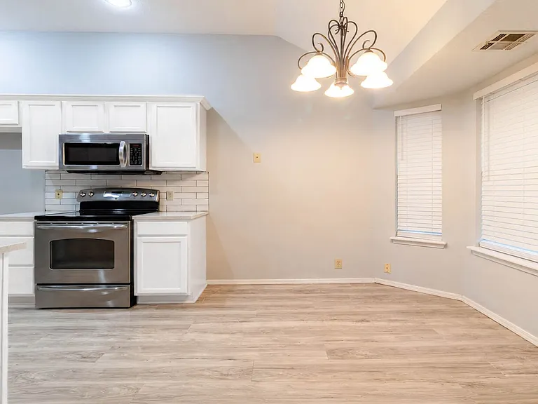 10501 NW 45th St — Photo 10