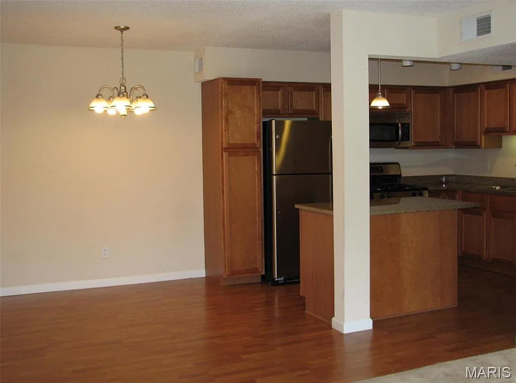 2 bed, 1.5 bath, 910 sqft, $1,400 — Photo 2