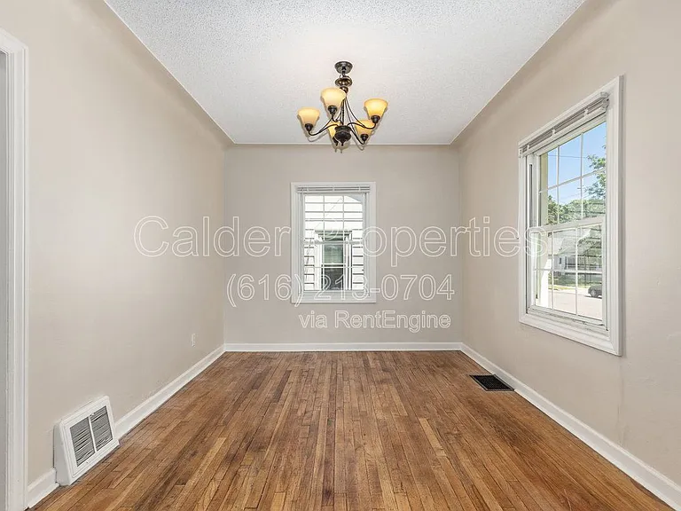 1031 Merrifield St SE — Photo 5
