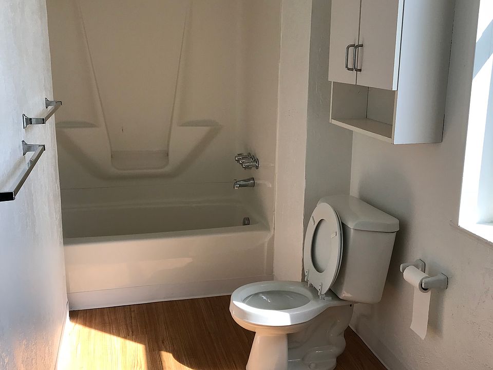 2843 Perrysville #2 Bathroom