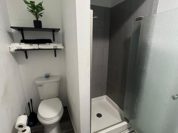 4th image of 401 Silverdale Dr