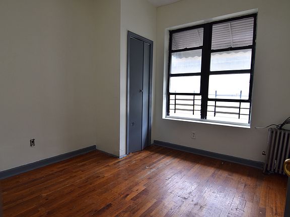 4th image of 1905 Strang Ave #2E