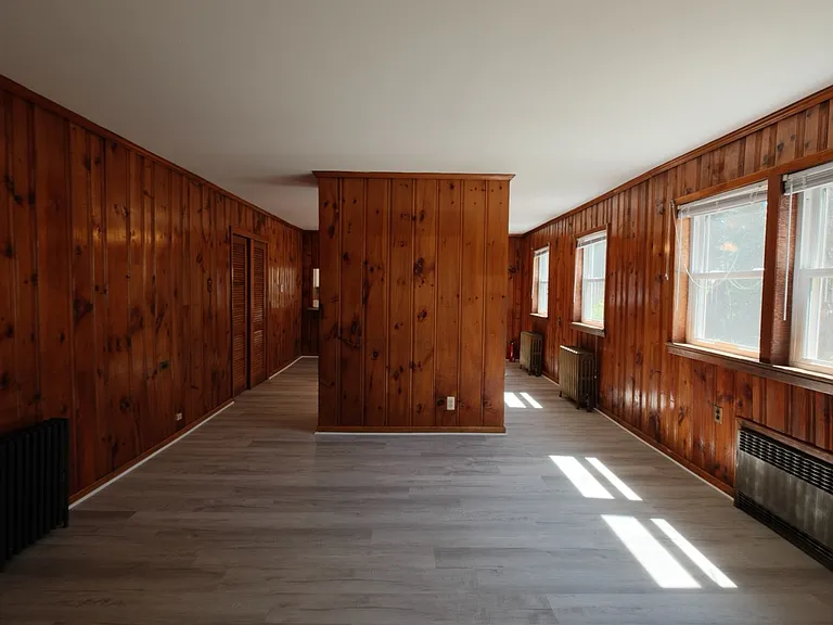304 E Elm St — Photo 13