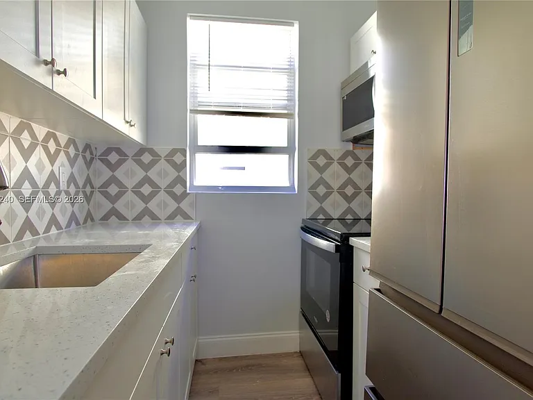 1142 SW 4th St #17 — Photo 12