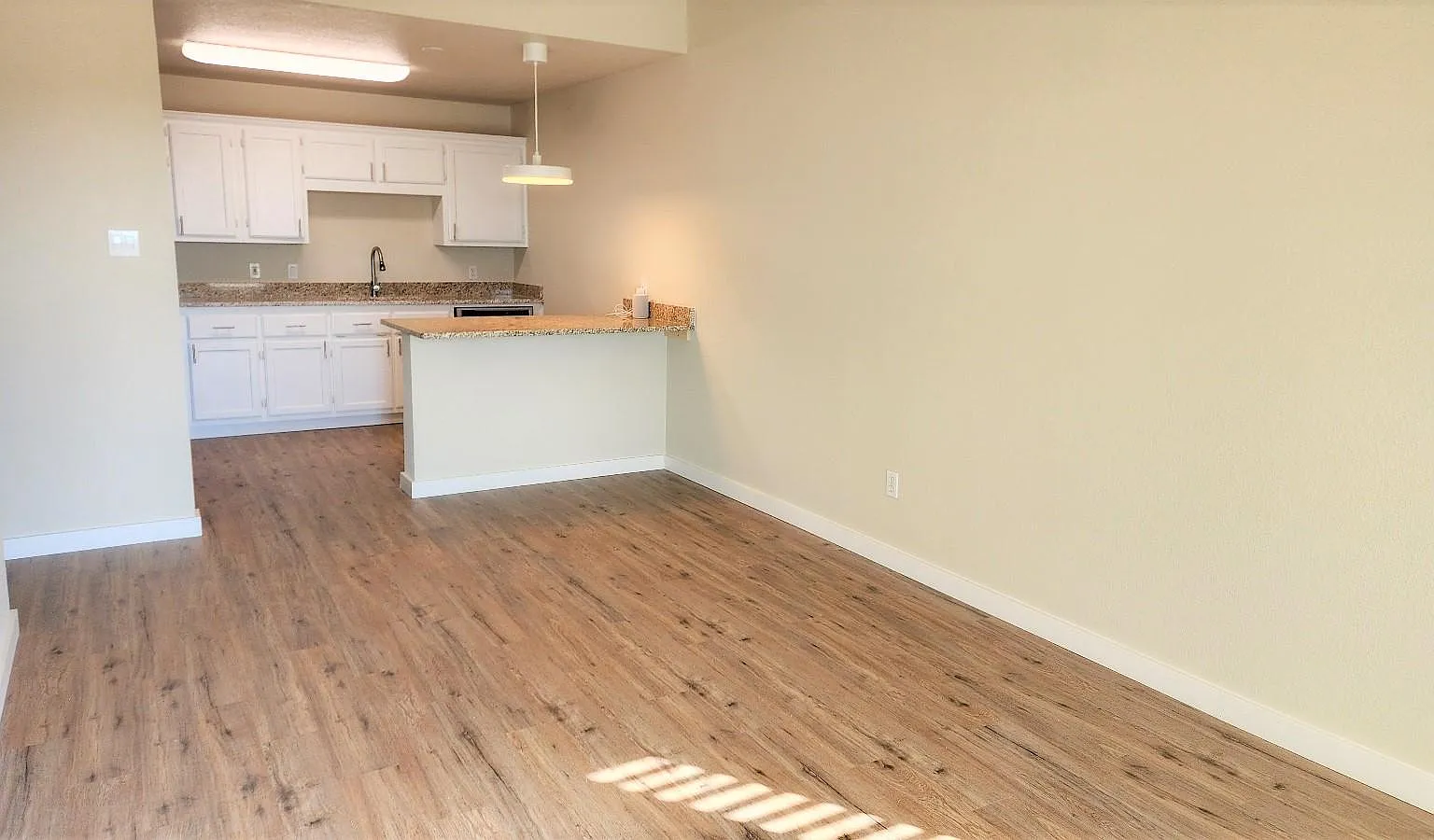 1 bed, 702 sqft, $995 — Photo 2