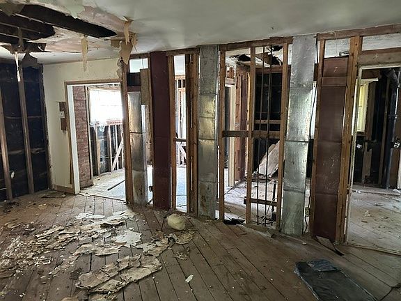 3rd image of 832 Maple Ave
