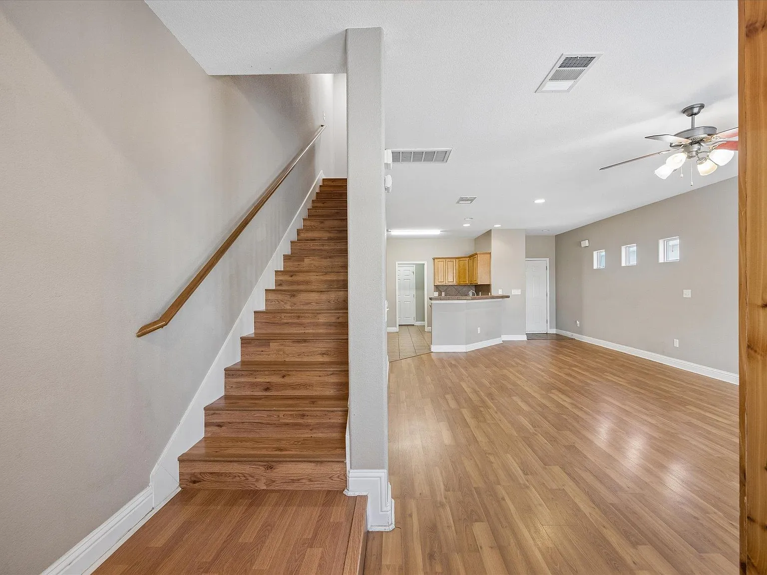 3 bed, 2.5 bath, 1350 sqft, $1,850 — Photo 2