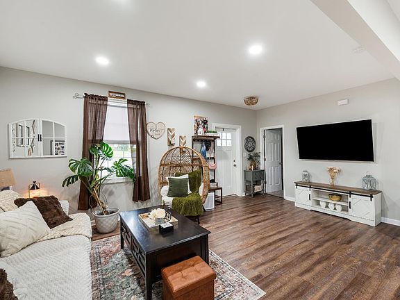 5th image of 328 Elon Rd