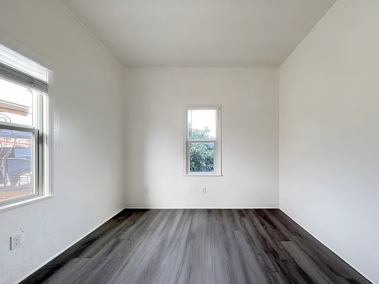 3325 E 2nd St #5 — Photo 12