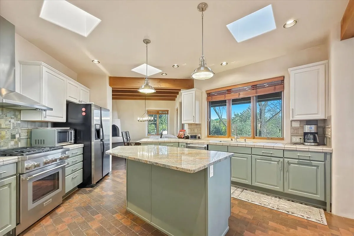 Building Photo - 855 Camino Francisca