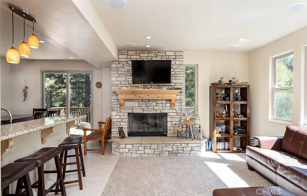 3 bed, 1200 sqft, $2,500 — Photo 4