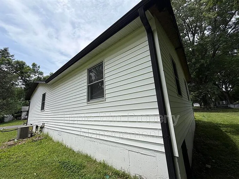 2245 Lindsay Ln — Photo 6