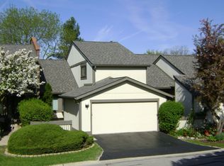 102 Chicory Ct, Rolling Meadows, IL 60008