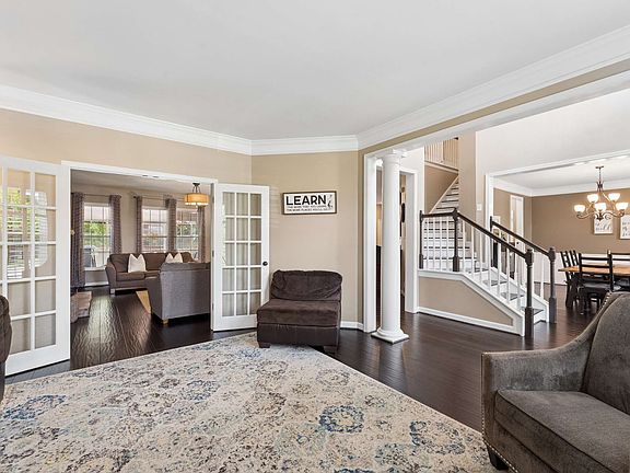 3rd image of 813 Callahan Pl
