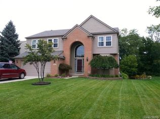 820 Hidden Creek Dr, South Lyon, MI