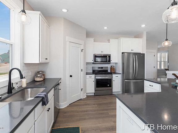 4th image of 3875 Windsor Dr NE #1