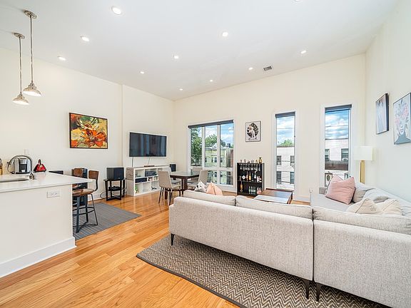 4th image of 209 Hutton St #2