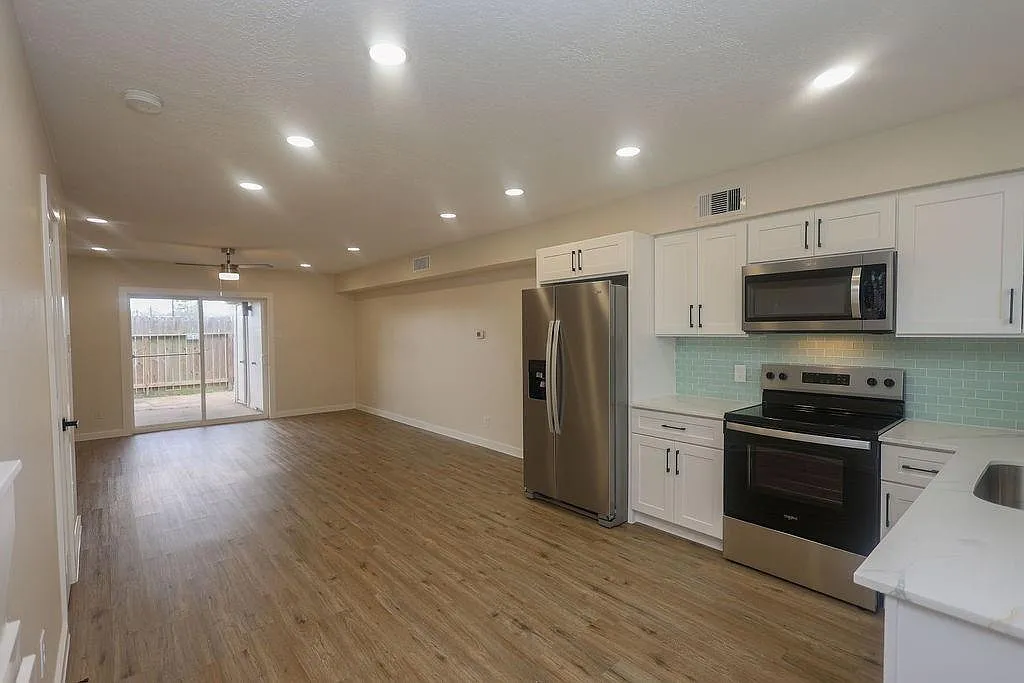 2 bed, 1.5 bath, 8320 sqft, $1,450 — Photo 1