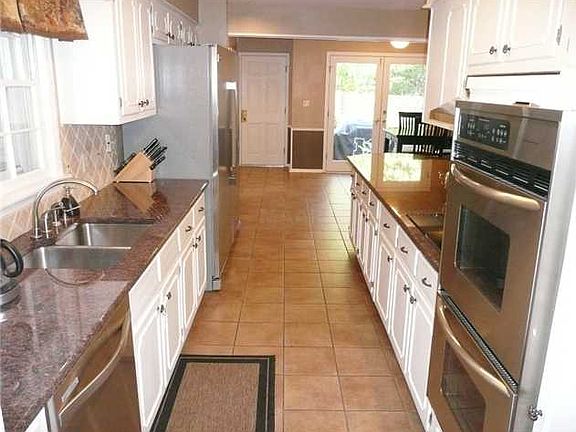 4th image of 2360 Holly Grove Dr