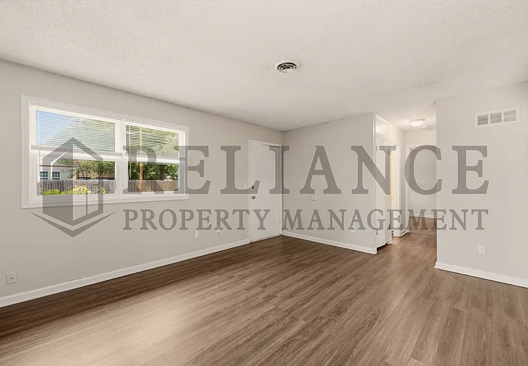 903 E Osie St — Photo 7