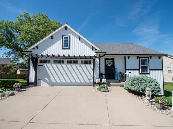 8713 Willow Creek Dr, Jenison, MI 49428