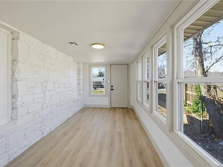815 N Wilson Ave — Photo 3