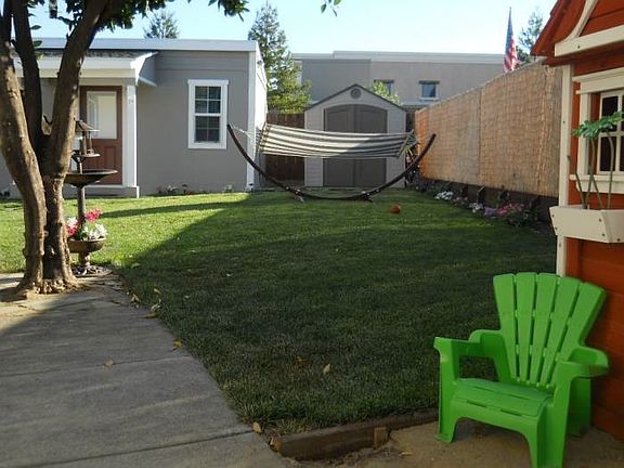 backyard w/2 patios & bbq