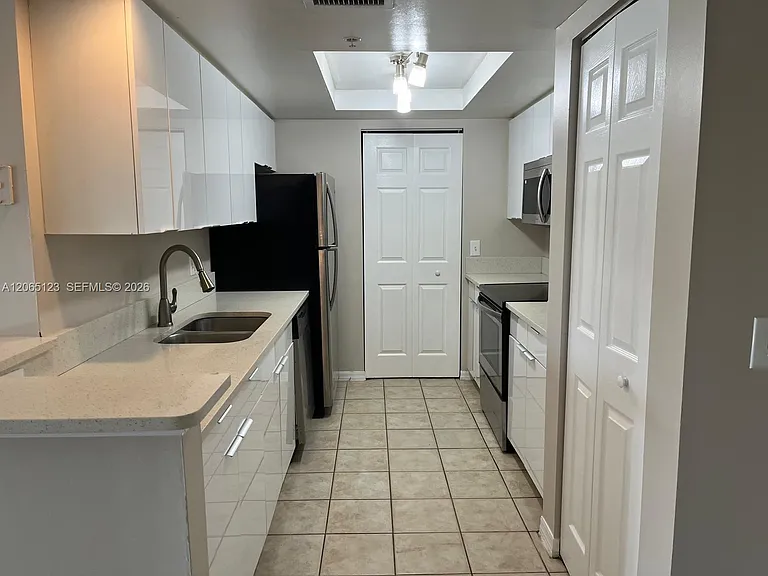 4171 N Haverhill Rd #1013 — Photo 6