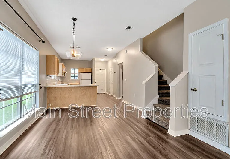 208 Wildflower Ln — Photo 4