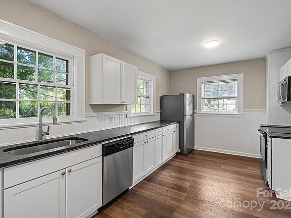 5th image of 904 Edgewood Cir