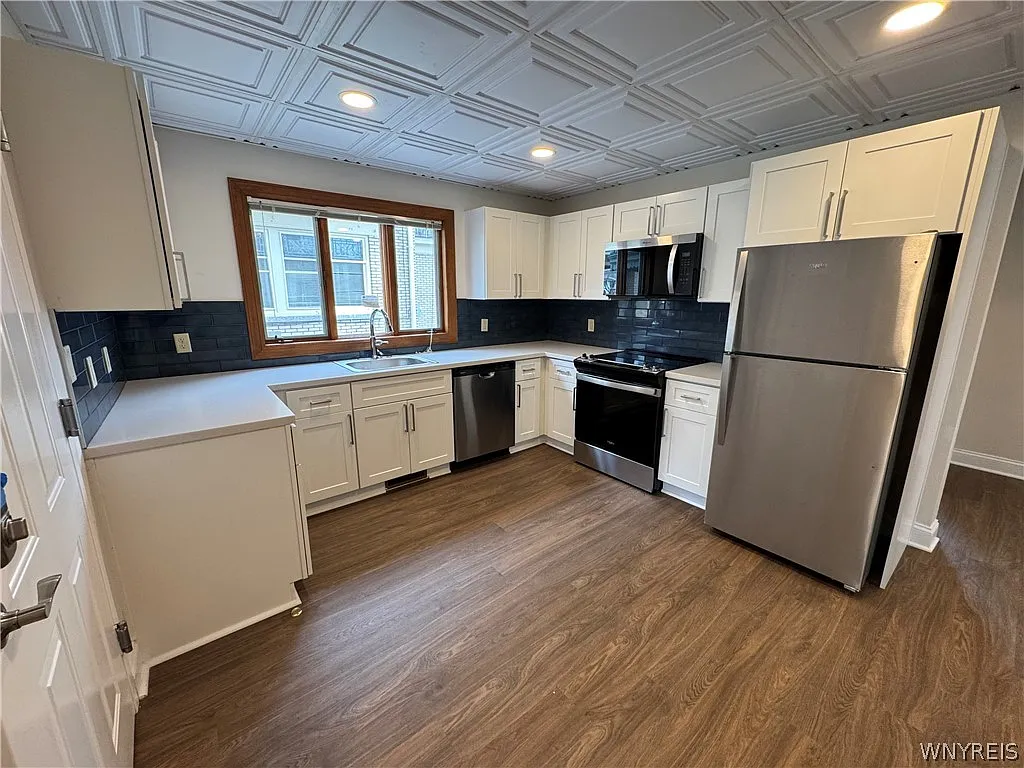 3 bed, 1.0 bath, 1105 sqft, $2,200 — Photo 4