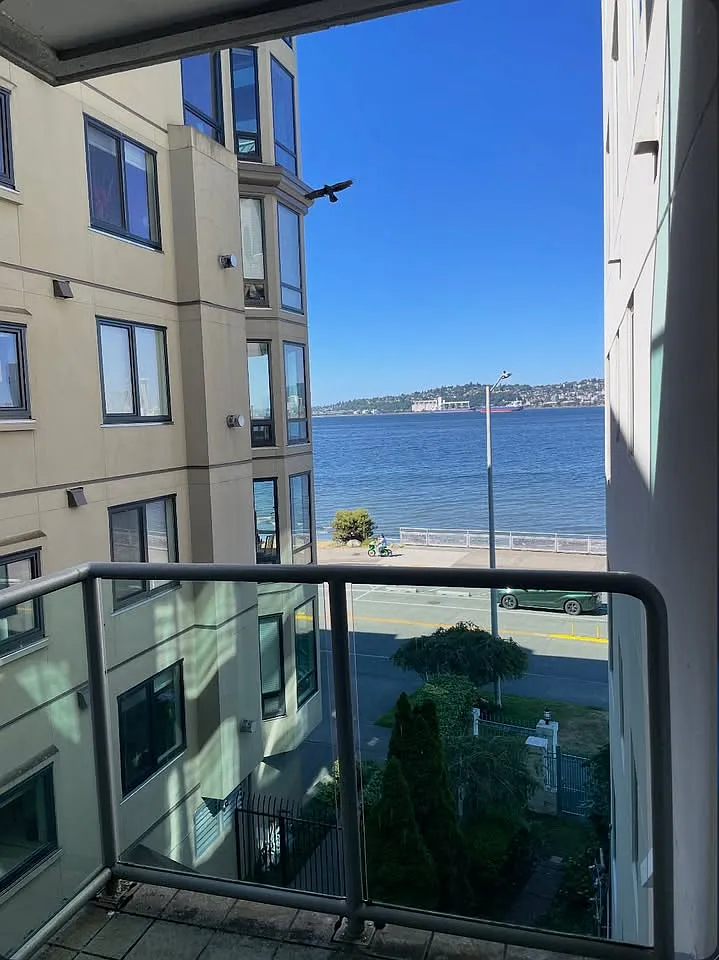 1019 Harbor Ave SW — Photo 1