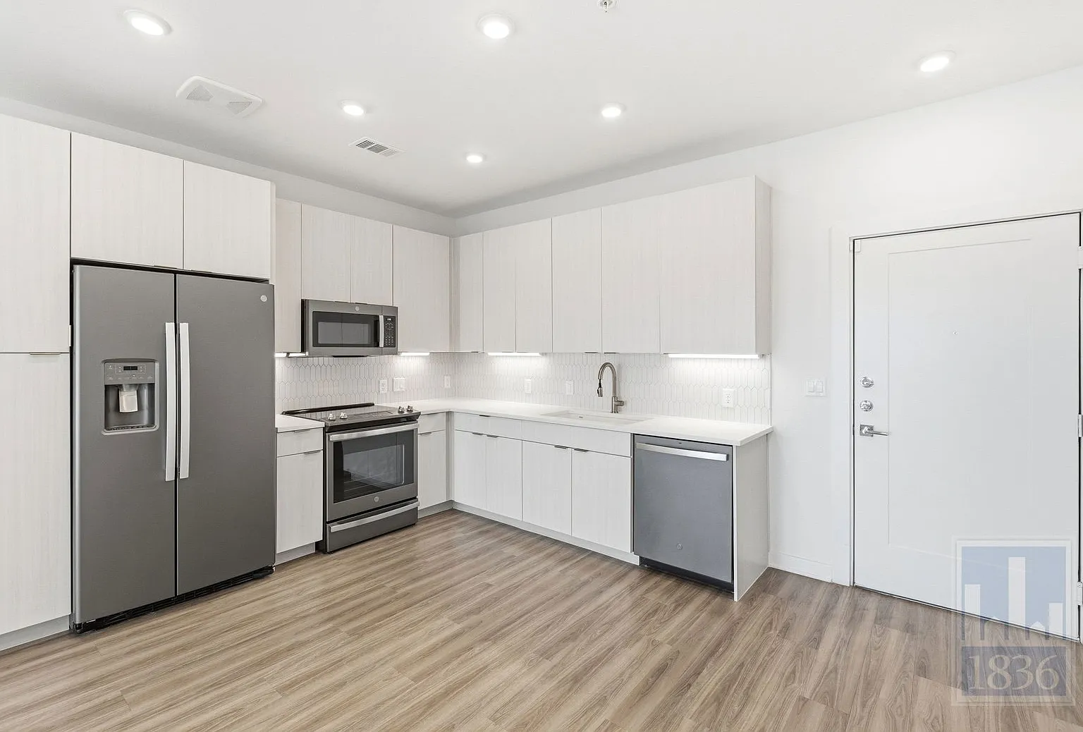 1 bed, 1.0 bath, 675 sqft, $1,300 — Photo 2