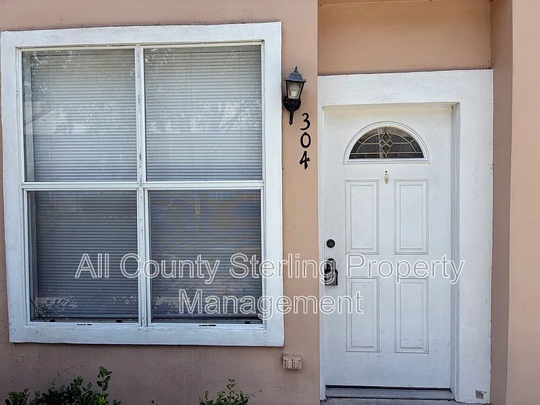 4415 SW 34th St #304 — Photo 2
