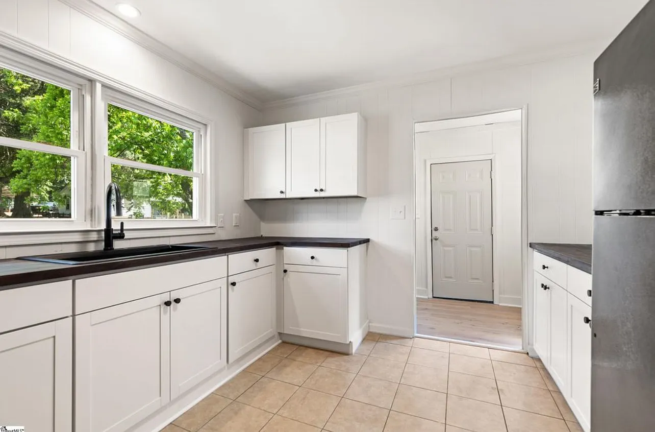 2 bed, 695 sqft, $1,300 — Photo 2