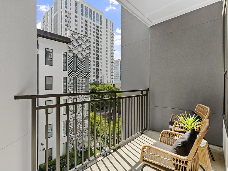 Axis Midtown — Photo 18