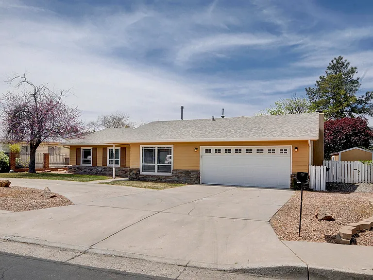 4631 Sherwood St NE — Photo 3