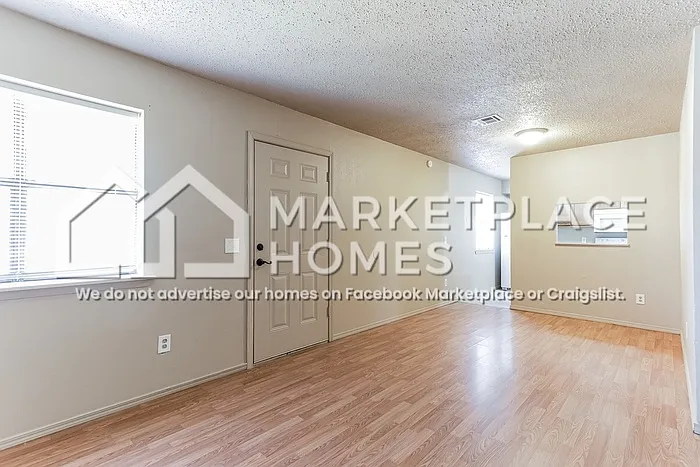404 E Texas Dr — Photo 5