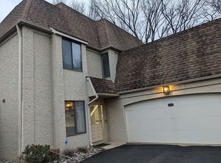 5 Gate House Ln, Edison, NJ 08820