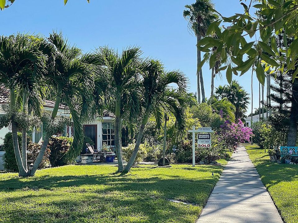 Palm Villa Front Yard