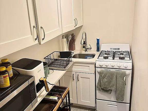 3rd image of 148 W 77th St #D