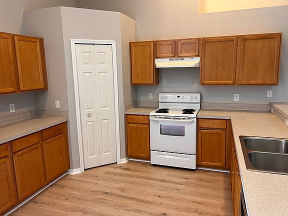 4th image of 761 Leopard Ct
