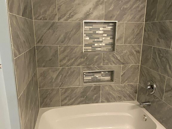 Tub in Main bath