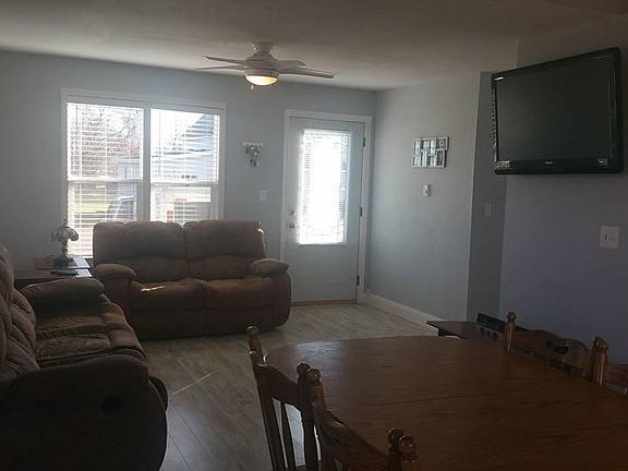 5th image of 207 3rd Ave NW