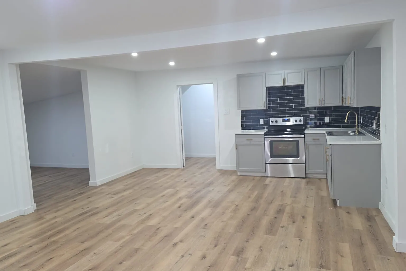 5 bed, 2300 sqft, $2,200 — Photo 2