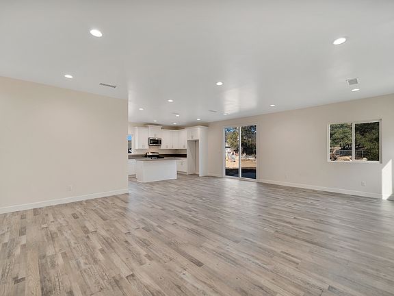 4th image of 590 Riverside Rd