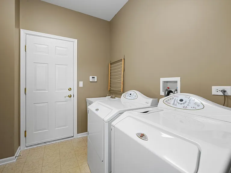 5670 Brentwood Dr — Photo 45